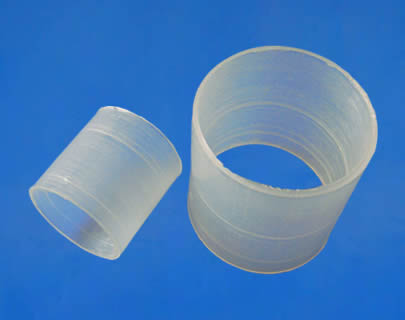 Two plastic raschig rings in different sizes on a blue background.